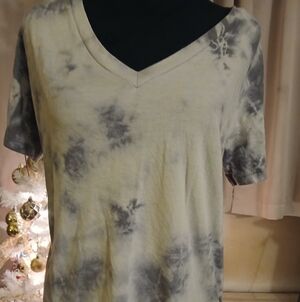 PINK Victoria's Secret Black and Cream Tie-Dye V-Neck Tee